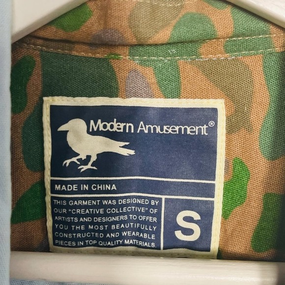 Modern Amusement Men's Light Blue Long Sleeve Shirt Camo Chest Pocket Size Small - Picture 5 of 9